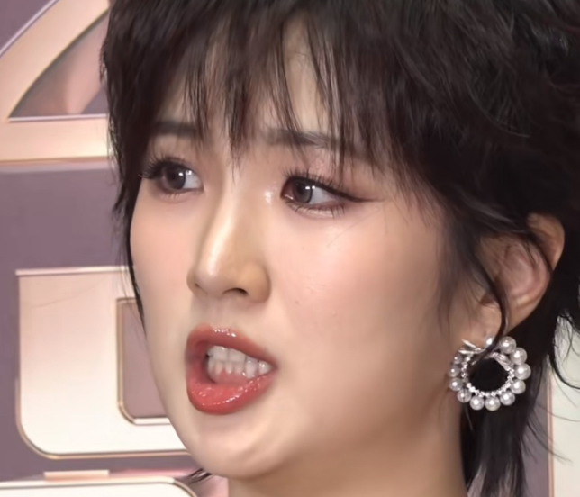 也不是说长得多漂亮
但是特别有辨识度，现在的娱乐圈有辨识度的明星越来越少了，最近