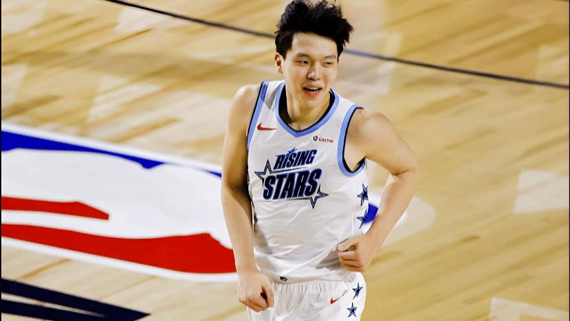 麦迪拍肩那刻，杨瀚森的新秀赛藏着中国篮球的另一种可能