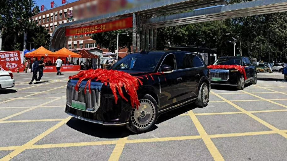 考场外惊现“镇场神器”！岚图泰山应援车硬核护考火了！