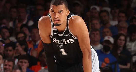 NBA总决赛G5马刺90-94不敌尼克斯，大比分1-4无缘总冠军。
赛后，前NB