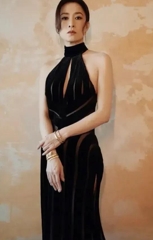 佘诗曼一袭黑色挂脖露背性感连衣裙，女神范儿十足