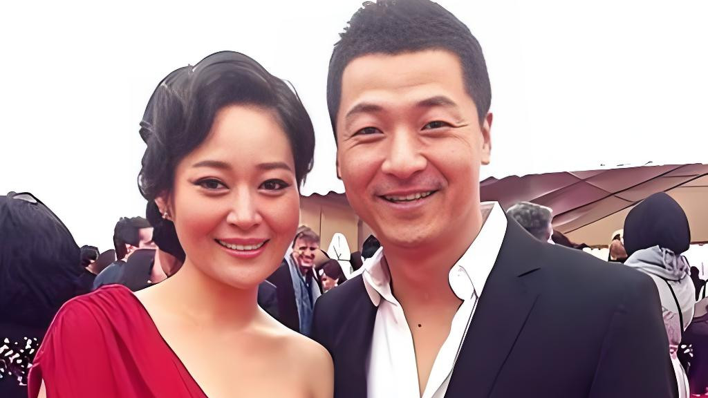 原来他们是夫妻，16岁相恋，一起考上北影，恩爱30年，育有二子，如今一起参演《金关》