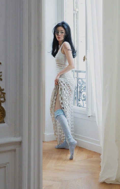 在青色与黑色的碰撞中探索生活的律动，在纯粹与浪漫里静待灵感完美呈现