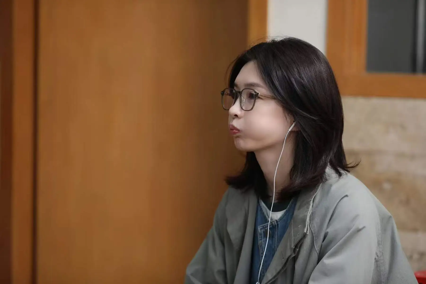 江疏影戴黑框眼镜裹温暖围巾 穿搭休闲尽显文艺沉静气质