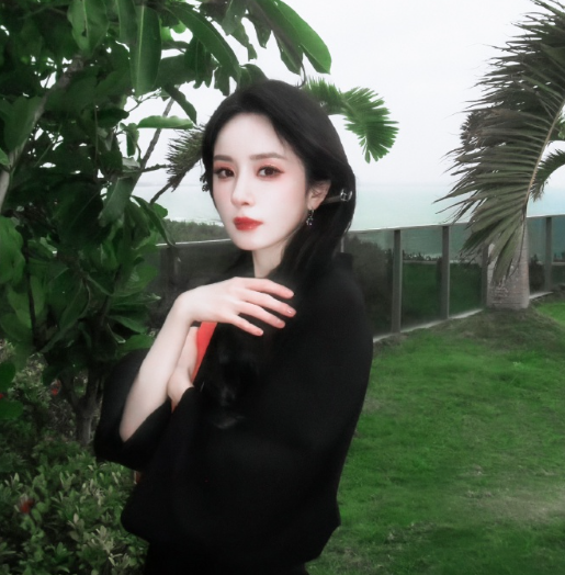 她的眉眼像被晨雾浸润过的远山，清透中带着朦胧的诗意。