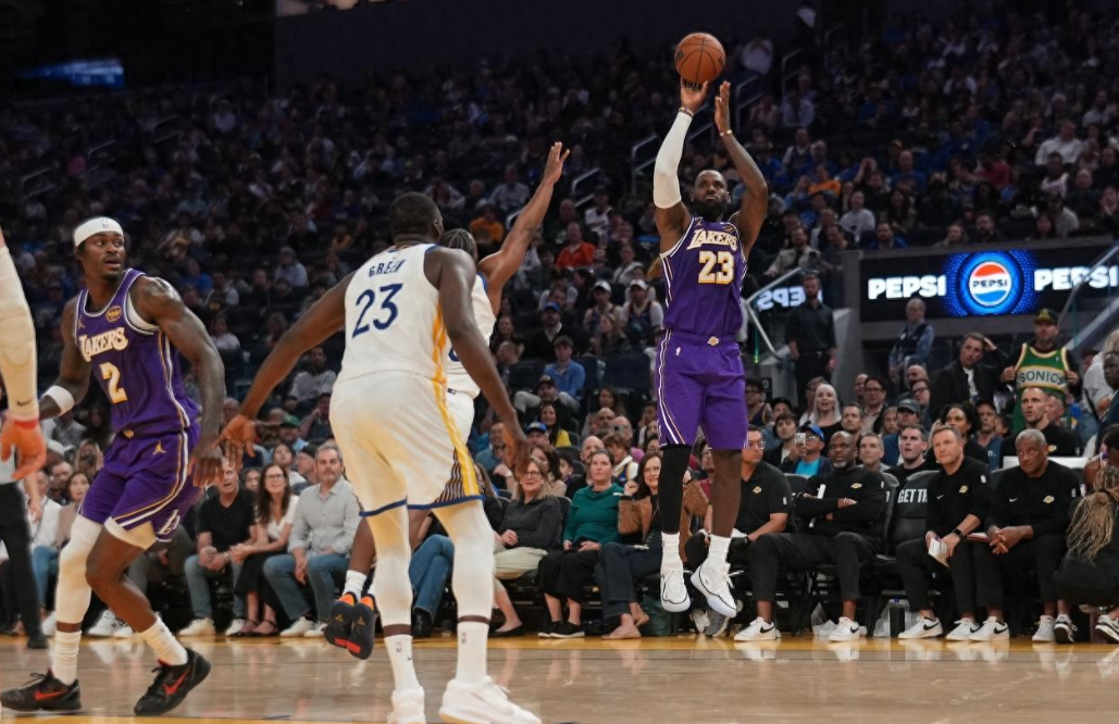 4月10日，NBA常规赛，湖人119-103大胜勇士，守住西部第4。此役，东契奇