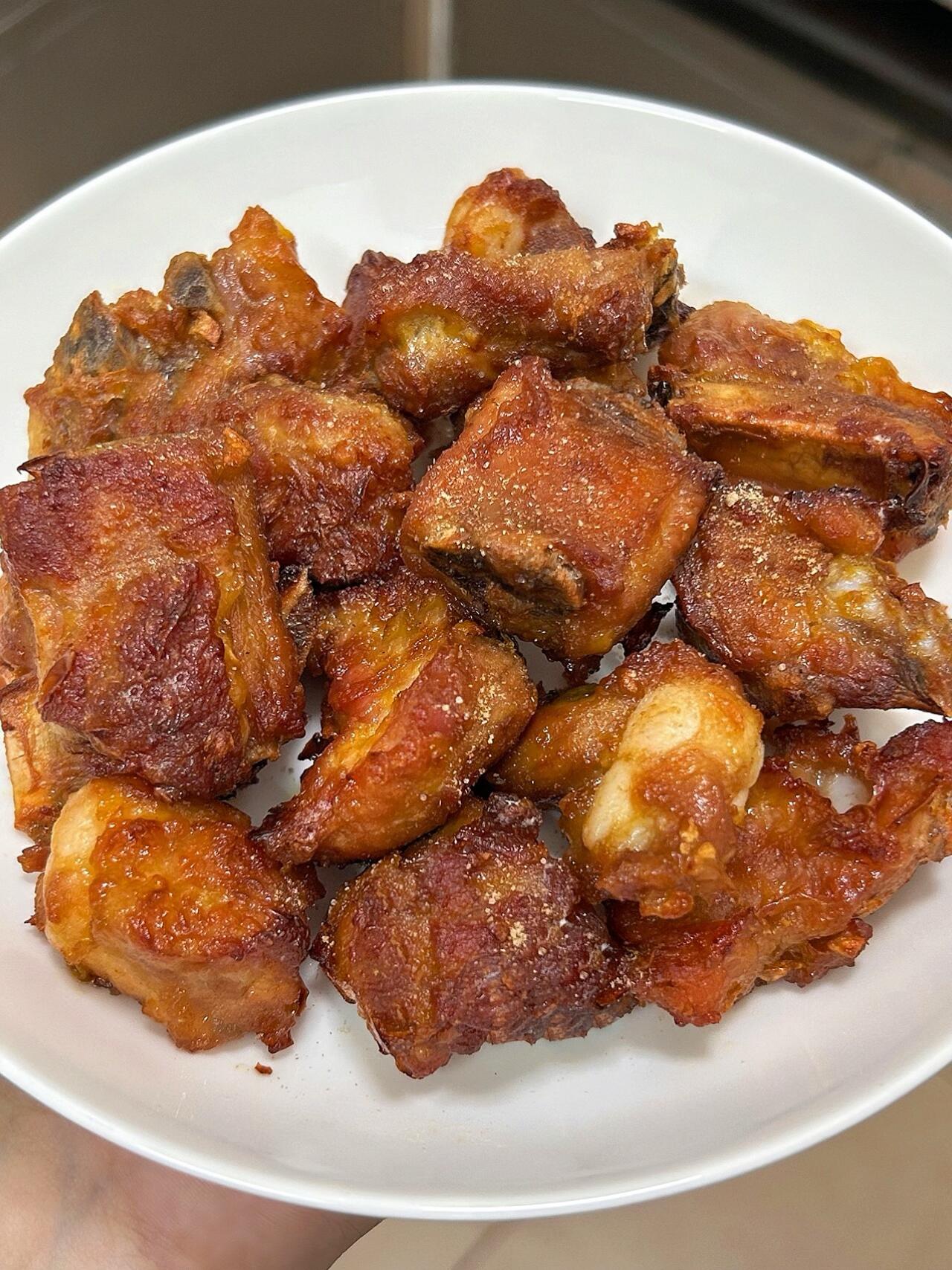 空气炸锅蒜香椒盐排骨，谁做谁成功，香到舔手指😭
答应我！一定要试试这道蒜香椒盐