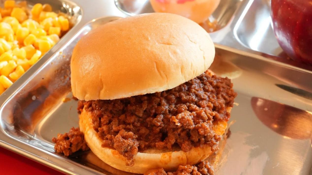 美国学校午餐是如何摆烂的？原来美国学生们吃的都是这些！