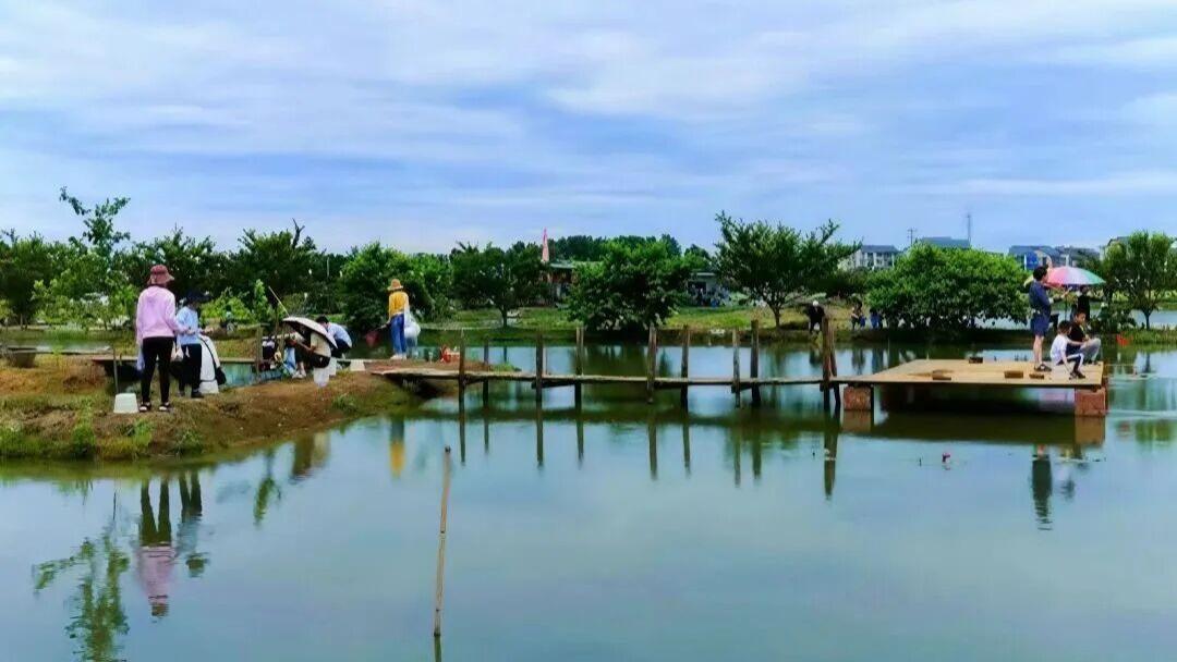 到邛崃“钓虾+摘果”，收获双倍春日快乐