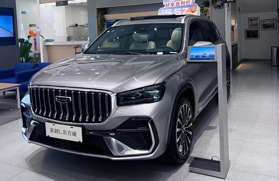 说实话，两辆车的车名都很让人欢喜，吉利星越一听就令人心情舒畅，而红旗是与生俱来的