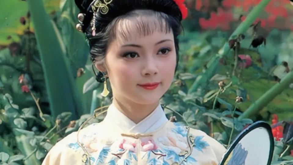 贾宝玉被打之后，薛宝钗的表现是不是有点过分了？