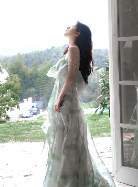 赵露思森系写真喜欢吗！