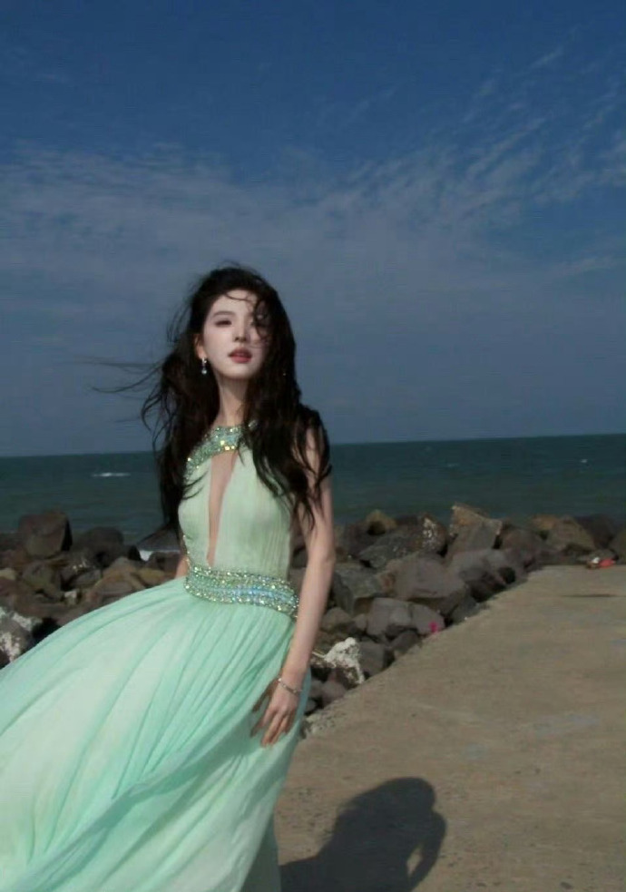 章若楠穿上敞胸礼服，看起来比模特还耐看