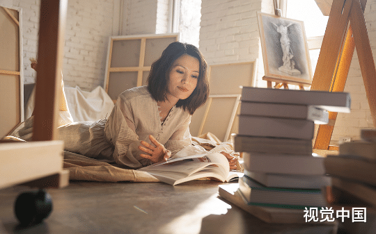 重生回订婚宴，绿茶妹故技重施。我反手把她抽进香槟塔，当众撕了婚书，挽住了京圈最疯的私生子小叔。