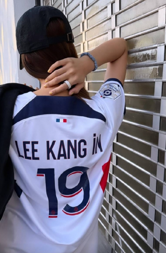  世界杯小组赛第一轮韩国vs捷克的比赛正在进行中，Lisa更新社媒为球队助威。