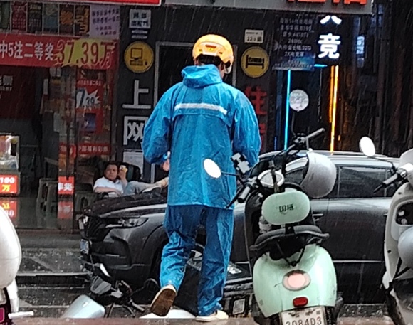 这几个月在广东跑单的骑手有没有这样的感受：穿上雨衣三分钟后，天晴了，脱掉雨衣不到