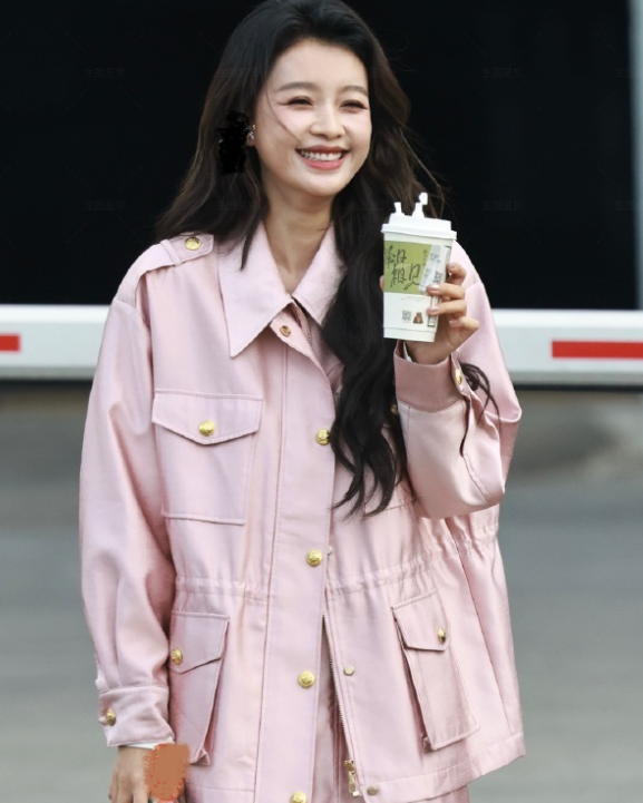 孙怡在录制浪姐的时候搭配的像个清新的美少女，确实特别的漂亮，真的好迷人。
她里面