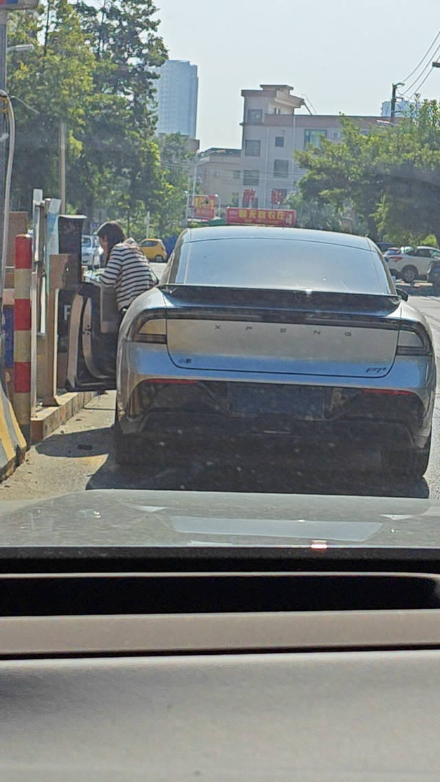 P7+实车比图片帅
路上遇到一台P7+。真挺帅，比图片帅得多。