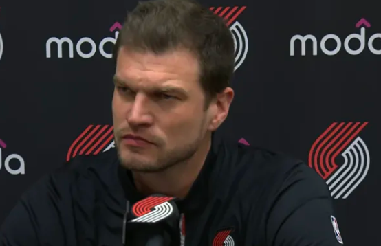 开拓者队代理主教练蒂亚戈-斯普利特重点评价了球队在第三节的爆发以及二年级中锋多诺