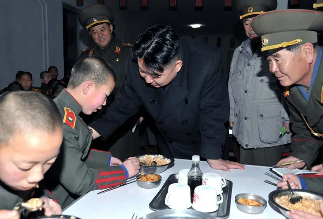  2012 年 1 月 23 ，朝鲜领导人金正恩在平壤万景台革命学校看望学生。