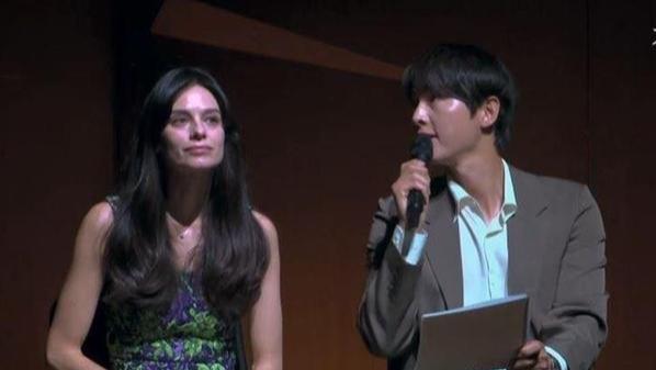 宋仲基再婚3年首度同框凯蒂！爱妻眼神藏不住