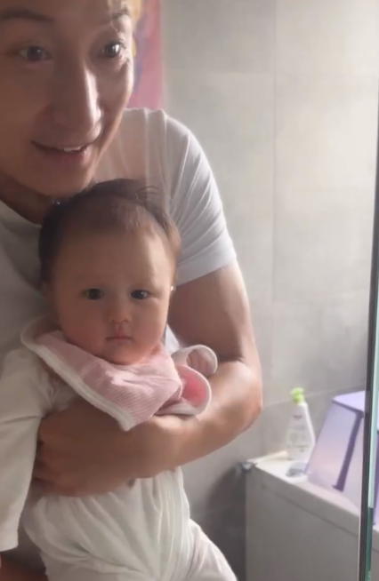 方力申晒出他与宝贝女儿的合拍视频
向大家打招呼问好
从这个角度看，女儿胖了一点点