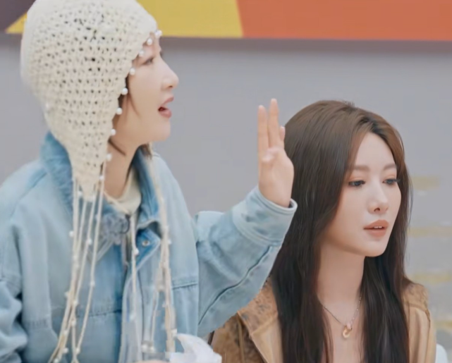 杜海涛问周冬雨石家庄除了驴肉火烧还有什么
周冬雨激动地边举手边站了起来：“还有安