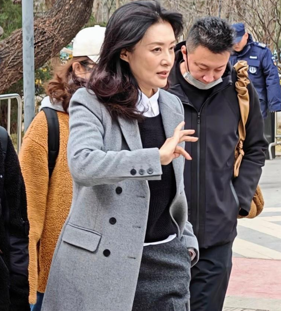 58岁周涛近照曝光气质依然优雅动人
周涛父亲叫周琦‌，是一名中学高级教师，出身书