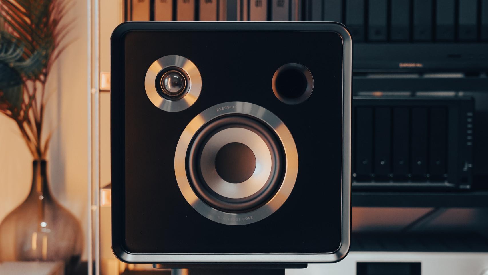 艾索洛首款音箱SE100：这块2680元的黑方块，怎么卷动桌面HiFi？