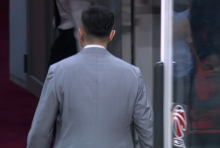 广东男篮主教练杜锋直接返回更衣室拒绝和广州球员示意。CBA季后赛首轮，广东男篮惨