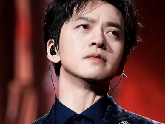 说起来翻唱和原创之间该怎么处
李健早就给单依纯上过一课了
当时在《我是歌手》的舞