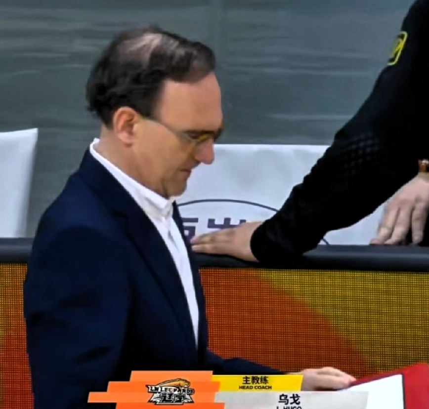 辽篮外教洛佩斯颇感无奈！打广州半场就出现12个失误，这能赢谁，鄢手骐和哈维一旦外