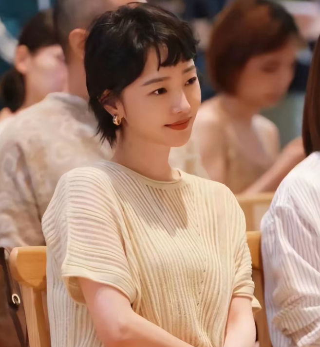 白百何剪了狗啃短发
这个模样可真美，她脸型精致小巧、五官立体俊朗，灵动又秀气……