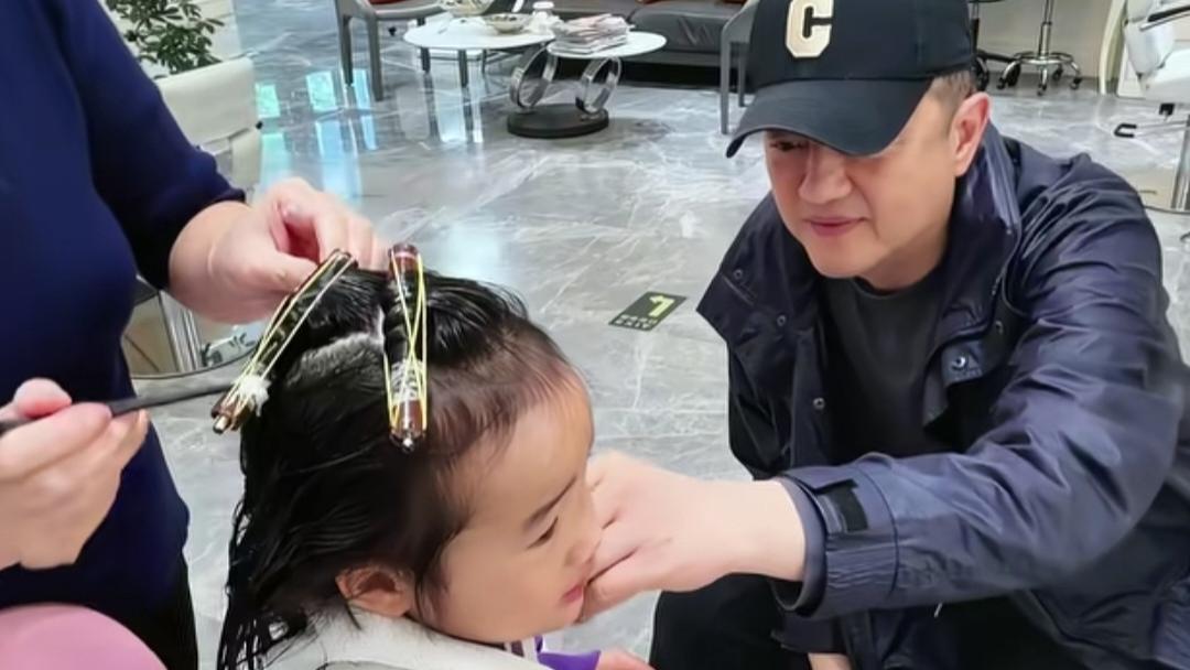 李亚鹏“一家三口”现身理发店，4岁女儿烫卷发！海哈又被催复婚