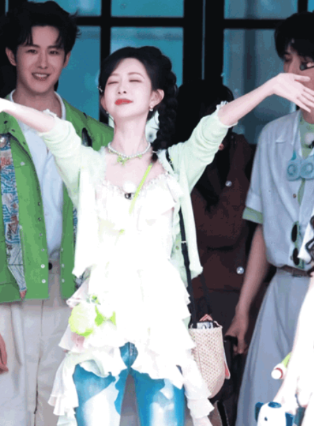 这么一看，孟子义还是太体面了！本来人家孟子义只是美美地出个镜，偏偏白鹿拿着个泡泡