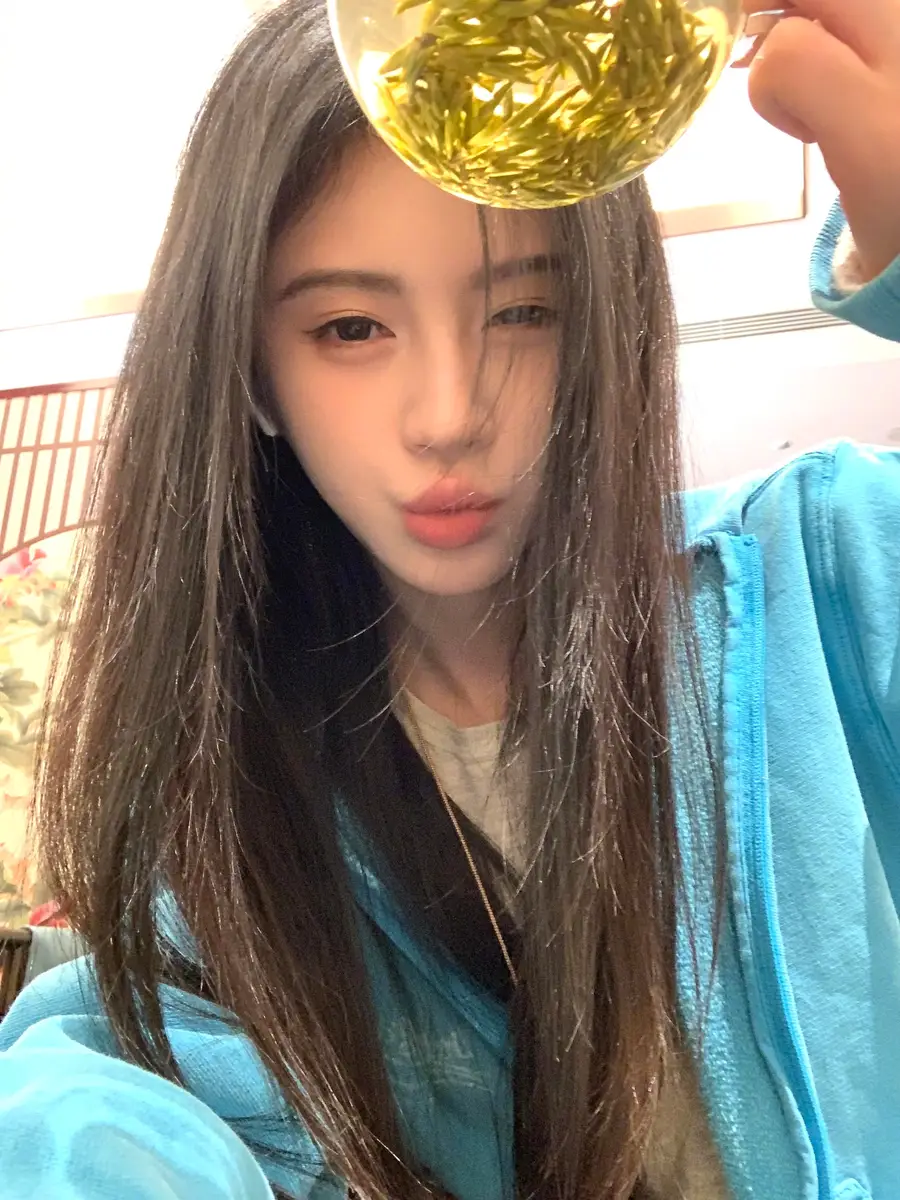 鞠婧祎晒素颜自拍美照 皮肤白皙鼻梁高挺