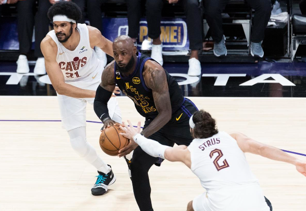 老詹现在是真的彻底放权了

一场出手最多也就14次左右，专心做好防守，作为历史级