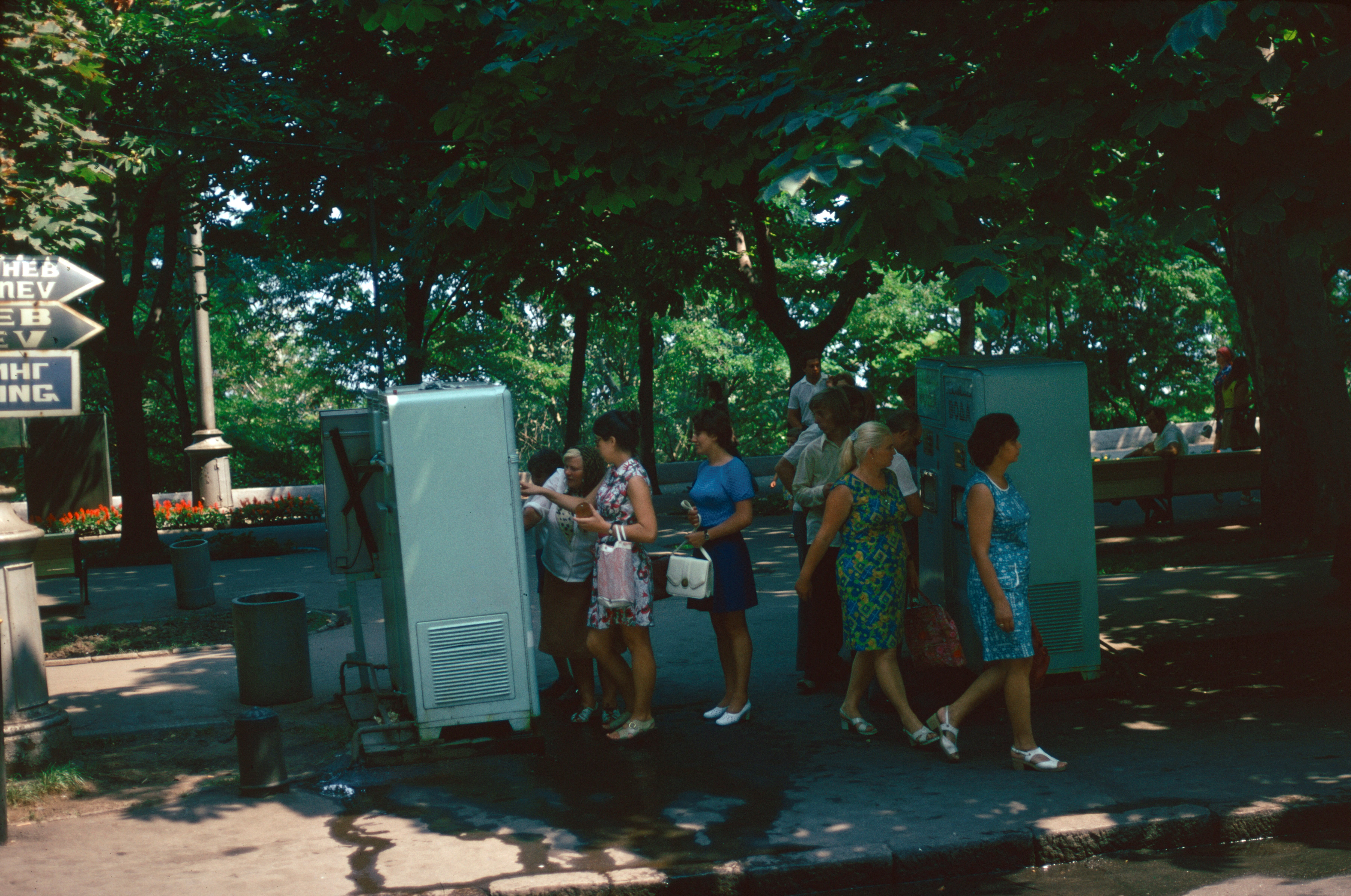 1974年，乌克兰敖德萨滨海大道的自动饮料机。