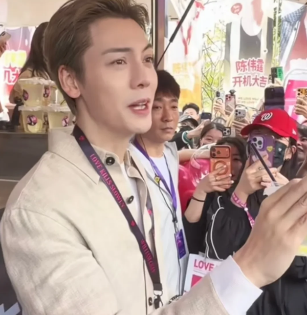 喜欢陈伟霆的这种澄清方式不让谣言过夜
陈伟霆前几天被问到英皇演唱会的时候，他自己