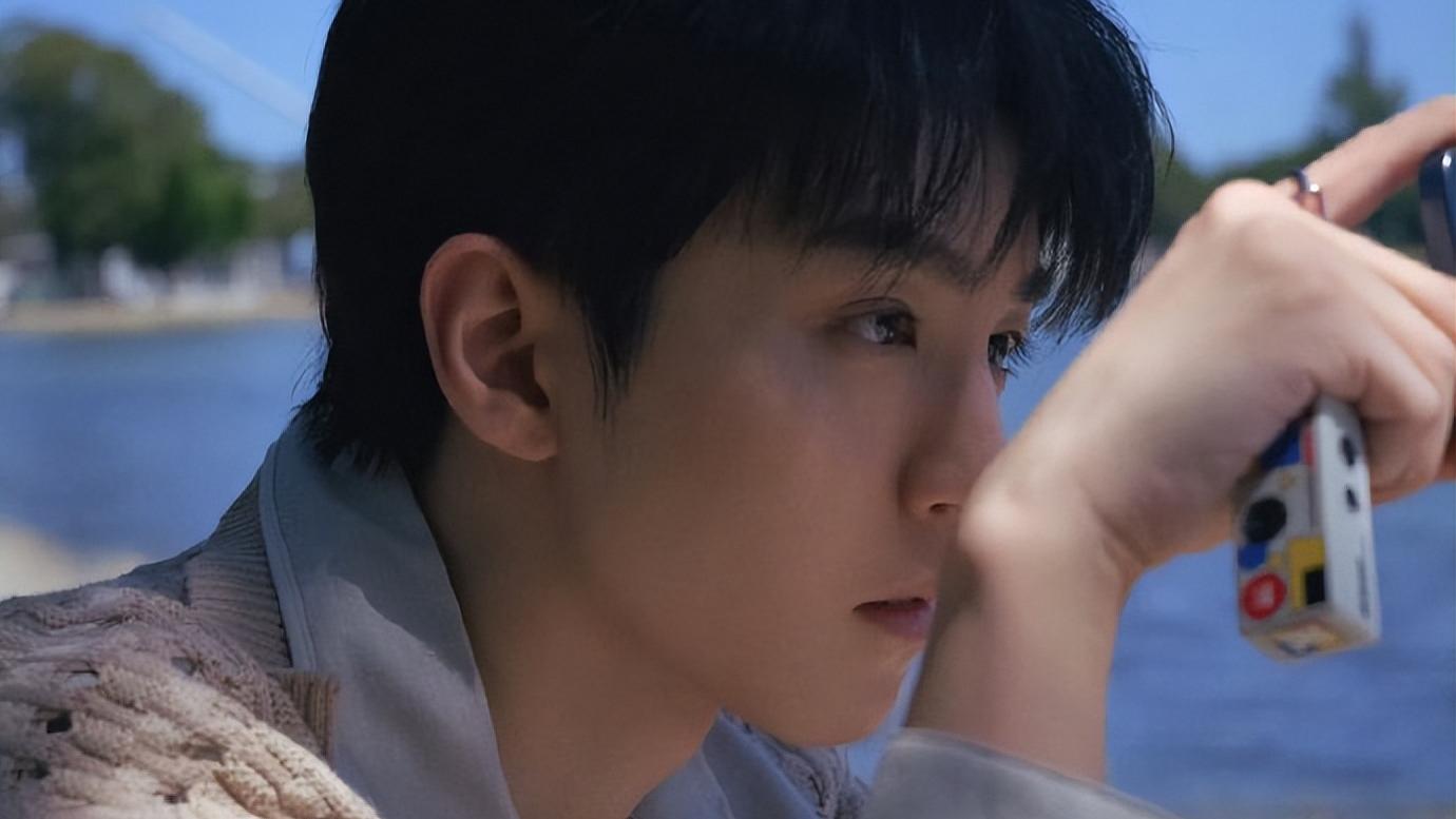 王俊凯手写歌词上热搜：在全员AI的时代，这种“笨拙”的真诚还能走多远？