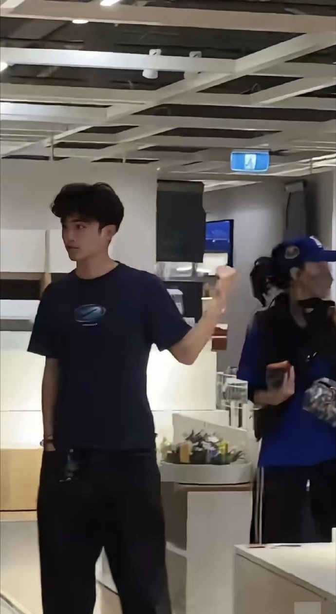 澳洲偶遇张柏芝和儿子Lucas在宜家购物，18岁的Lucas一头卷发本人又高又瘦