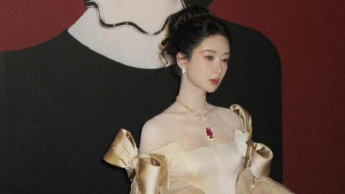 杨紫巴黎珠宝展生图刷屏：温婉与贵气兼具，东方美人在原相机下发光