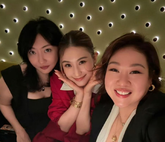 何超莲发文祝福曾昭怡40岁生日快乐
曾昭怡是何超琼干女儿，何超莲是何超琼的妹妹，