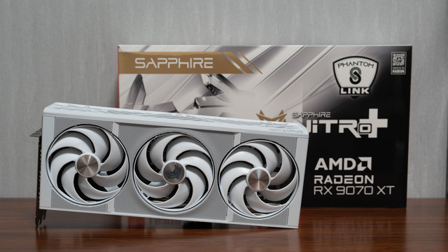超高颜值旗舰，蓝宝石NiTRO+ 氮动极光RX 9070 XT背插显卡测评