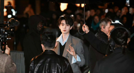 周翊然以 Ami Paris中国区首位全球品牌大使 身份亮相巴黎男装周秀场。现场