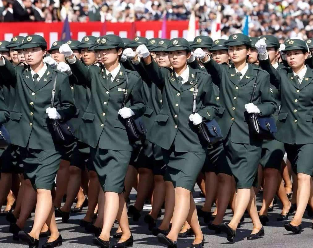 从9%提到13%！高市早苗终于对日本女兵出手了！

高市早苗上来之后，日本一直在