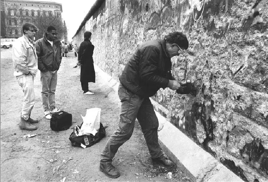  1989年11月9日，作为冷战时期东西方两大阵营对立的主要象征，柏林墙被拆毁。