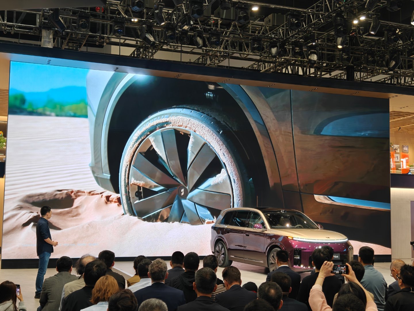 理想在2026北京车展正式发布了理想L9 Livis车型，介绍重点集中在800V