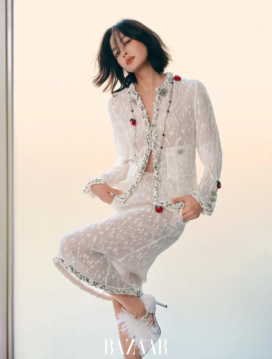 辛芷蕾短发造型酷飒利落 轻盈穿搭诠释高级优雅