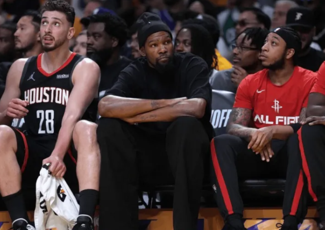 凯文-杜兰特的膝伤已确认发生于训练中。
报道称，杜兰特是在一次拼抢地板球过程中与